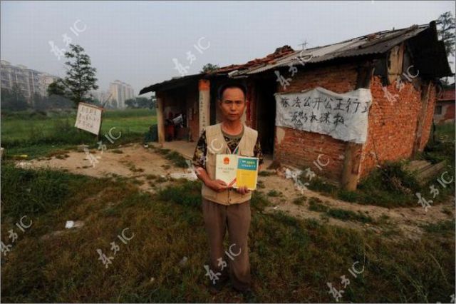 Chinese Farmer Makes War to Property Developers with His Homemade Canon (16 pics)