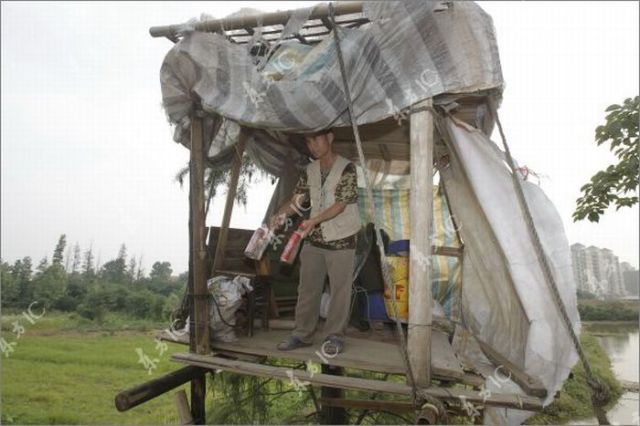 Chinese Farmer Makes War to Property Developers with His Homemade Canon (16 pics)