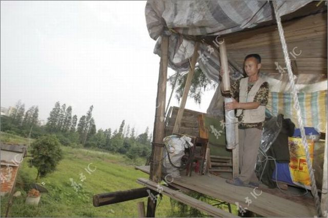 Chinese Farmer Makes War to Property Developers with His Homemade Canon (16 pics)