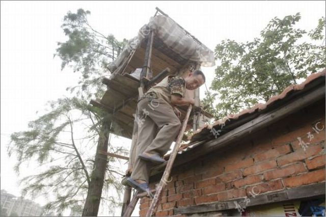 Chinese Farmer Makes War to Property Developers with His Homemade Canon (16 pics)