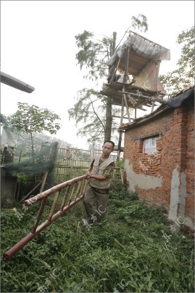 Chinese Farmer Makes War to Property Developers with His Homemade Canon (16 pics)