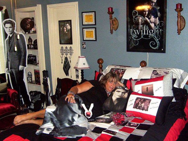 Twilight Fans with Creepy Twilight-Themed Bedrooms (28 pics)