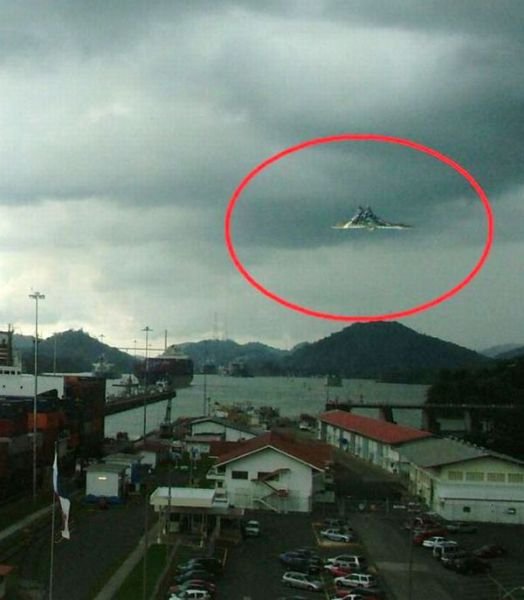 UFOs Spotted All Around the World (100 pics)