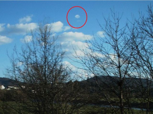 UFOs Spotted All Around the World (100 pics)