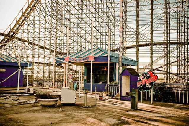 Amazing Pictures of Abandoned Amusement Park in New Orleans (54 pics)