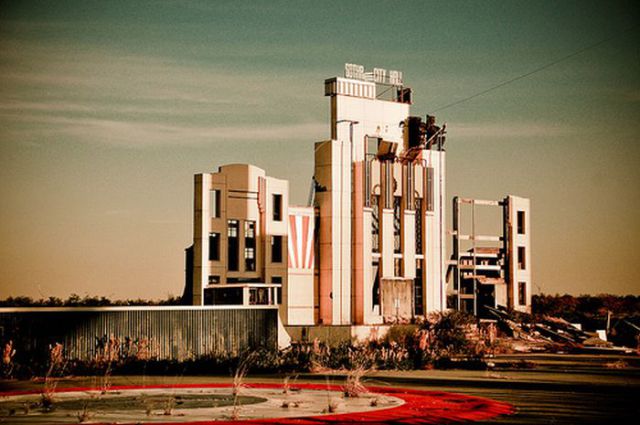 Amazing Pictures of Abandoned Amusement Park in New Orleans (54 pics)