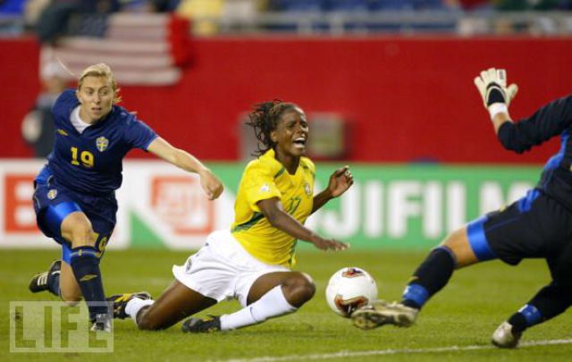 Being a Professional Soccer Player Is Also about Being an Actor! (37 pics)