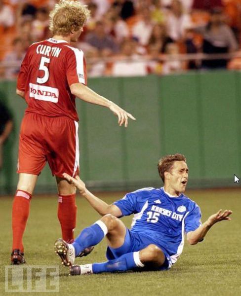 Being a Professional Soccer Player Is Also about Being an Actor! (37 pics)