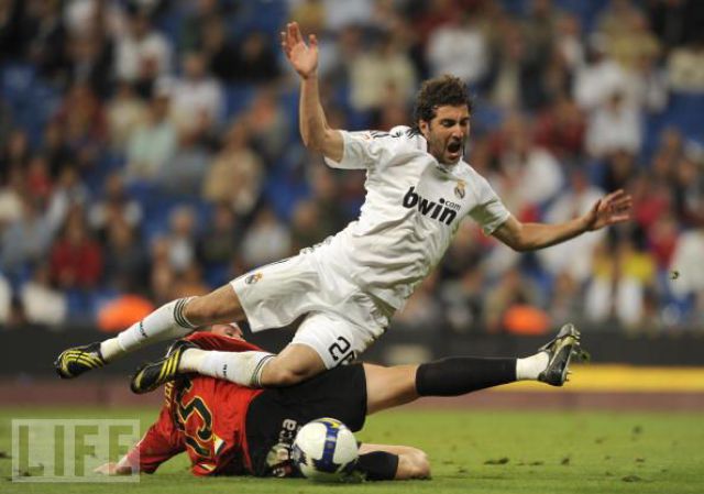Being a Professional Soccer Player Is Also about Being an Actor! (37 pics)