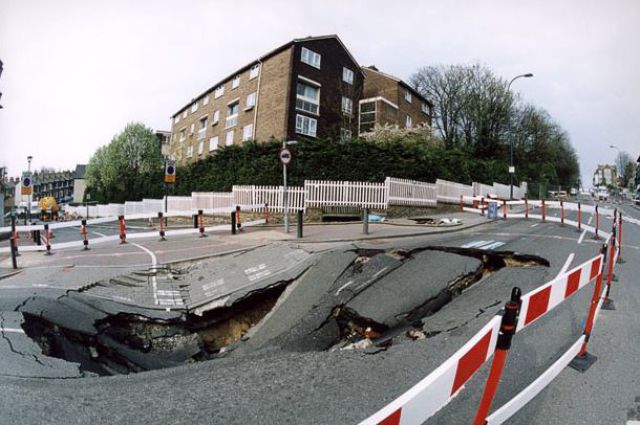 Sinkholes and Collapsed Roads around the World (35 pics)