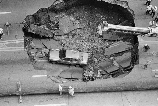 Sinkholes and Collapsed Roads around the World (35 pics)