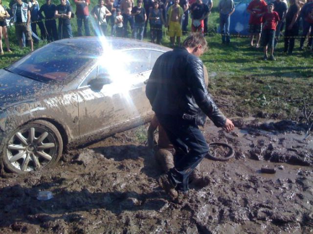 A Mud Bath for the Owner of a Bentley (23 pics)