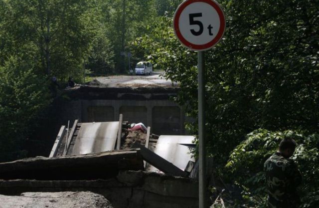 The Car Was Too Heavy for the Bridge (7 pics)