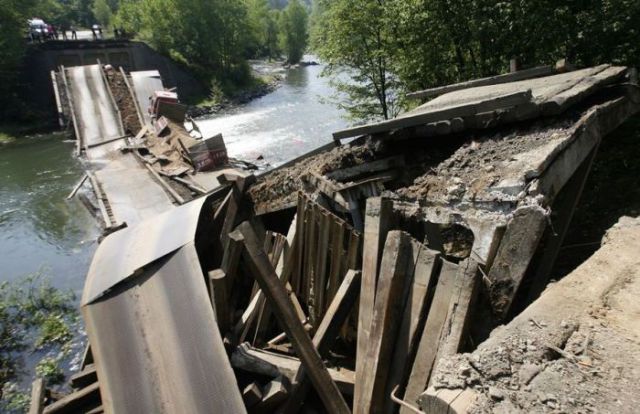 The Car Was Too Heavy for the Bridge (7 pics)