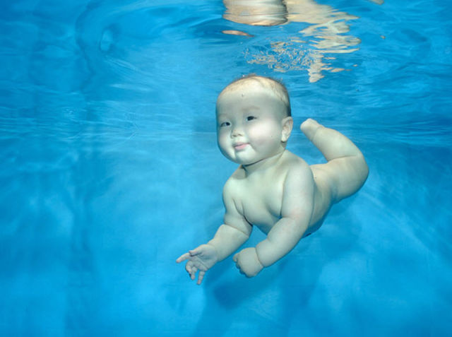 Babies Swimming Underwater (14 pics)