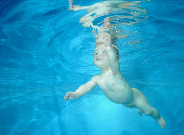 Babies Swimming Underwater (14 pics)