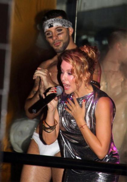 Kylie Minogue Performing in a Gay Bar (8 pics)