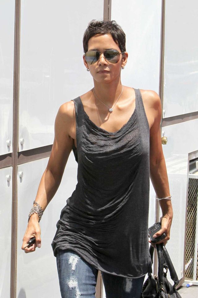 Halle Berry Is Very Hot (6 pics)