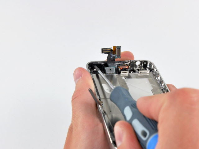 Disassembling iPhone 4 to a Screw (31 pics)