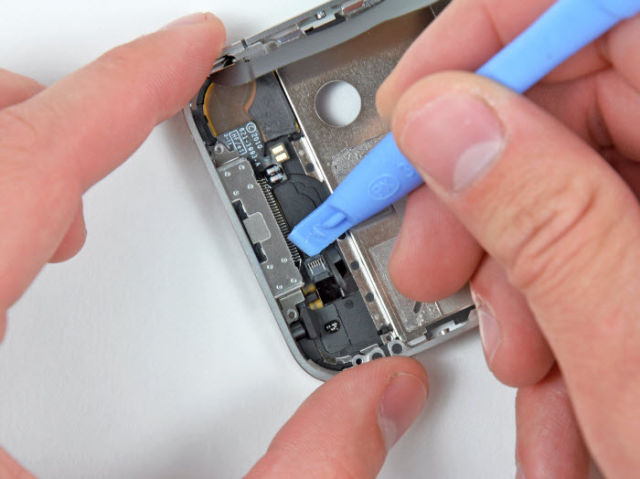 Disassembling iPhone 4 to a Screw (31 pics)