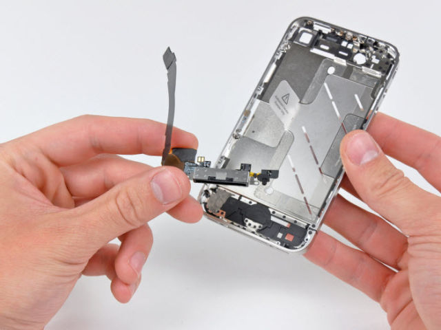 Disassembling iPhone 4 to a Screw (31 pics)