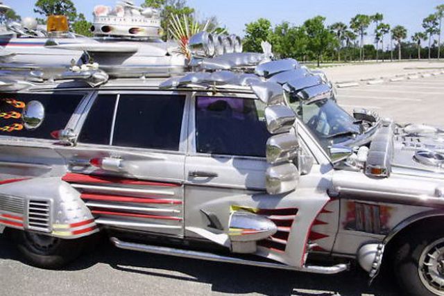 "Trash" Limousine at a Price of Bugatti Veyron! (17 pics)