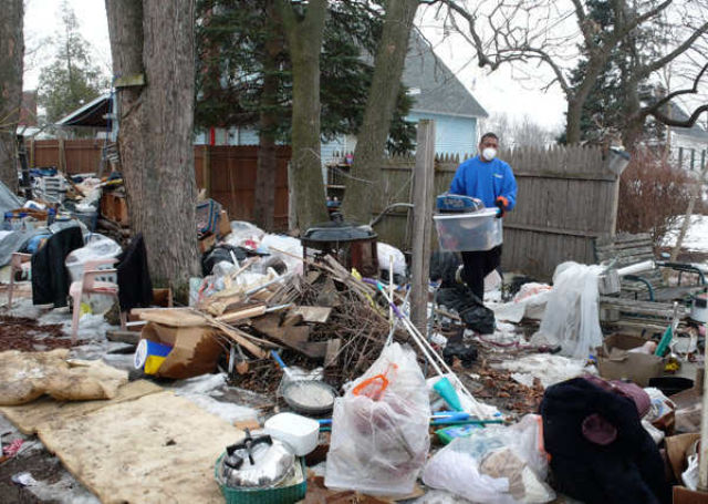 Inside a Hoarder’s Home (22 pics)