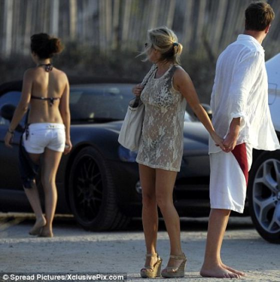 He Turned Around to Look at Her... (5 pics)