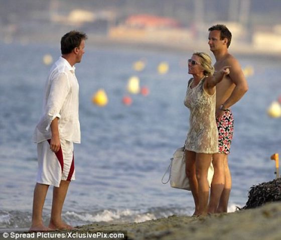 He Turned Around to Look at Her... (5 pics)