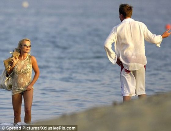 He Turned Around to Look at Her... (5 pics)