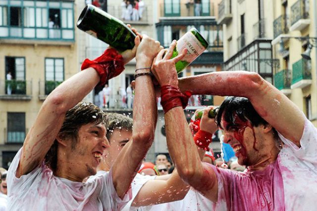 “Spray Each Other With Wine” Festival (42 pics)