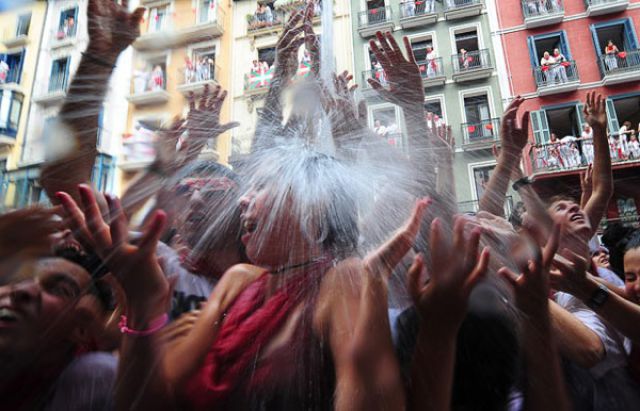 “Spray Each Other With Wine” Festival (42 pics)