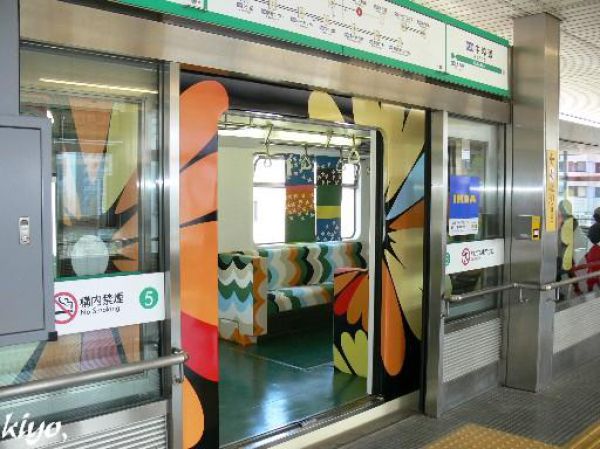 Unusual Japanese Subway (19 pics)