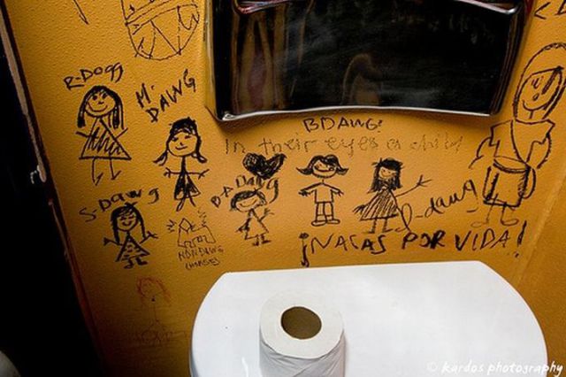 "Art" in the Toilets (51 pics)