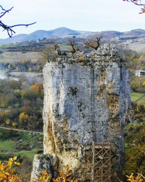 Churches on the Picturesque Georgian Rocks (12 pics)