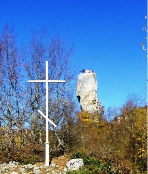 Churches on the Picturesque Georgian Rocks (12 pics)