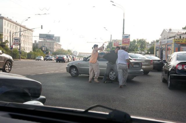 How Russian Drivers Solve Conflicts on the Road (12 pics)