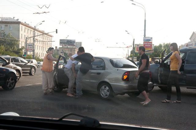 How Russian Drivers Solve Conflicts on the Road (12 pics)