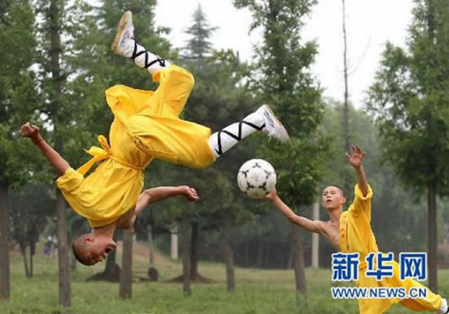 How Shaolin Monks Play Soccer (9 pics)