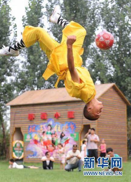 How Shaolin Monks Play Soccer (9 pics)