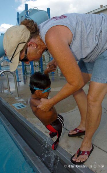 Swimming with No Legs and Only One Arm (24 pics)