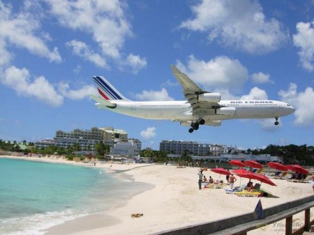 Oldie of the Day: Dangerous Maho Beach (18 pics)
