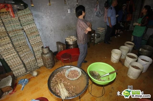 Chinese Underground Factory of Fine Food (12 pics)