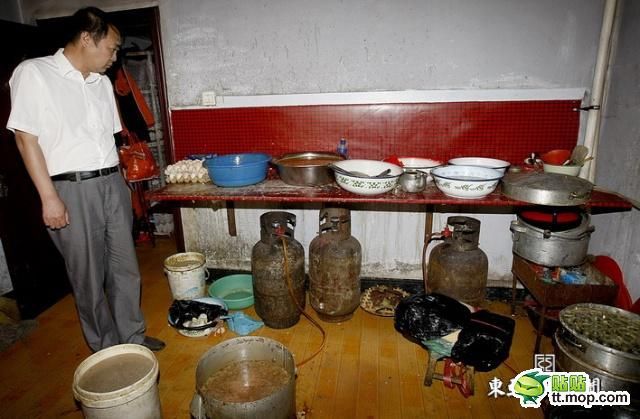 Chinese Underground Factory of Fine Food (12 pics)