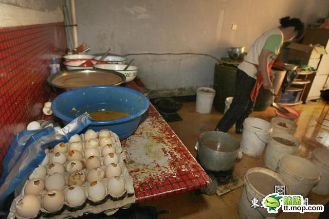 Chinese Underground Factory of Fine Food (12 pics)