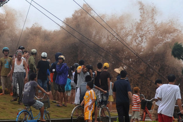 Vietnam people in ConSon storm (5 pics)
