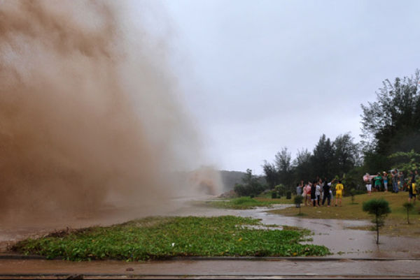 Vietnam people in ConSon storm (5 pics)