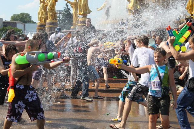 Water War on a Hot Summer Day (39 pics)