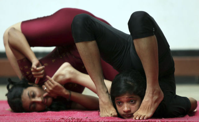 Some Amazing Yoga Positions (23 pics)