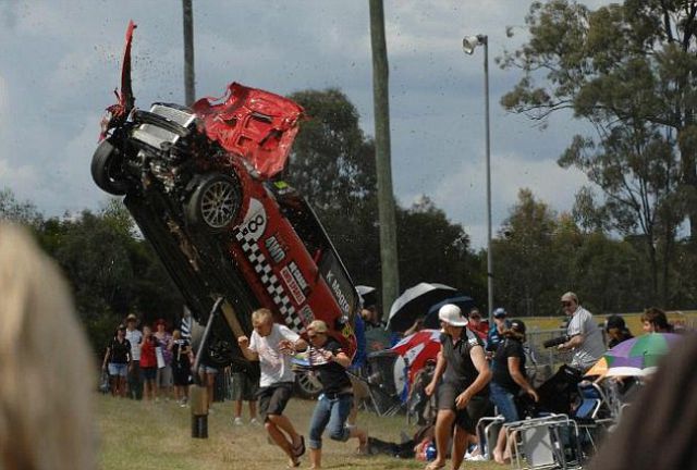 The Moment Spectators Had to Run for Their Lives (6 pics)